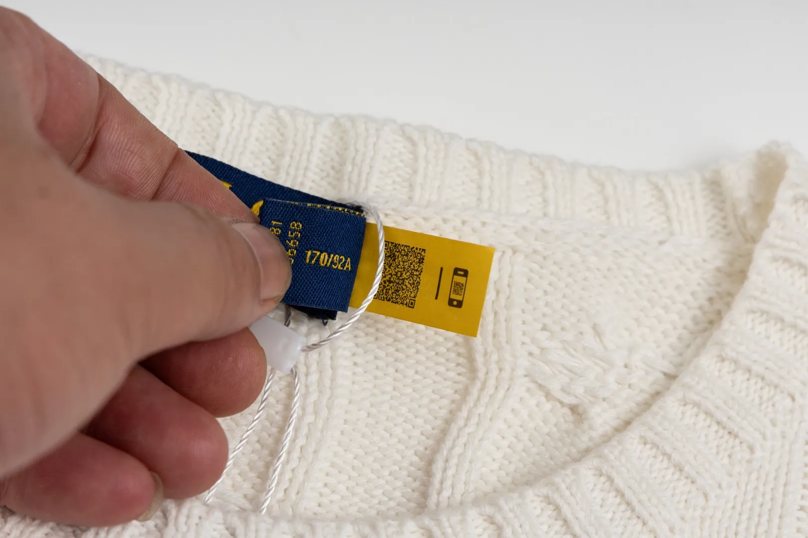 P220 #R91 RALPH LAUREN Ralph Lauren fourteen colors classic small label embroidery round neck pullover cable cardigan sweater men's top, high-density LOGO embroidery on the chest, original customization of tag accessories. Made of pure cotton yarn, pure cotton is skin-friendly and comfortable, small label war horse embroidered twist button round neck sweater 🐎 high quality, follow the blogger to learn how to wear it! Let’s buy a Ralph Lauren cable sweater. It’s a super hard-to-find series after it became popular. It’s hard to find one on the official website. It’s simple and practical to wear, with a lazy and loose feel. The thickened fabric has more texture, feels soft and delicate, and has a loose fit. Whether worn alone or layered, you can wear different styles of fashion with just one piece!   Size：XS S M L Sleeve length: 59/60/61/62/63